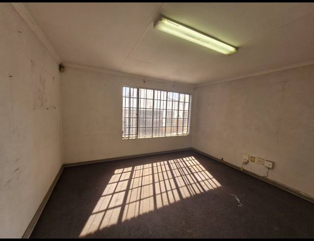 262M² WAREHOUSE TO LET IN JET PARK